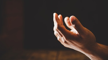 Zum Gebet erhobene Hände | Bild: colourbox.com
