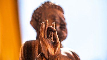 Eine Buddhastatue. | Bild: BR/Markus Konvalin