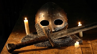 Helm einer Ritterrüstung, Schwert und Kerzen | Bild: colourbox.com