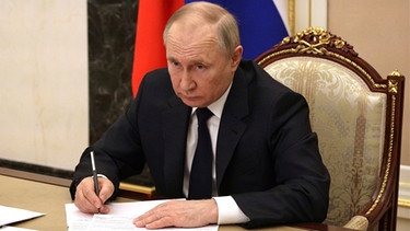 Der russische Präsident Vladimir Putin am Schreibtisch. | Bild: picture alliance / ZUMAPRESS.com | Mikhael Klimentyev/Kremlin Pool
