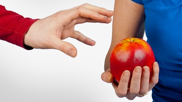 Hand, die nach einem Apfel greift | Bild: colourbox.com
