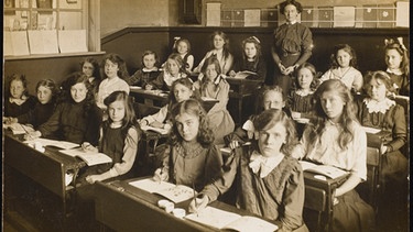 Schulklasse einer Mädchenschule um 1905. | Bild: picture-alliance / Mary Evans Picture Library 