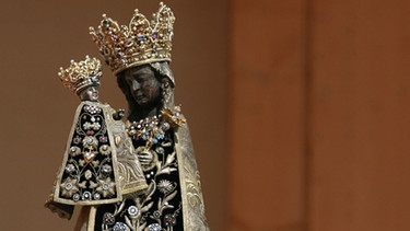 Schwarze Madonna von Altötting, Papst Benedict XVI. im Hintergrund | Bild: picture-alliance/dpa