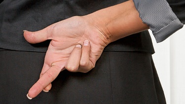 Frau überkreuzt die Finger hinter ihrem Rücken | Bild: colourbox.com