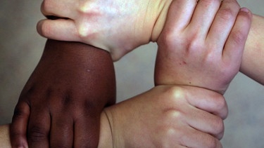 Kinderhände | Bild: picture-alliance/dpa
