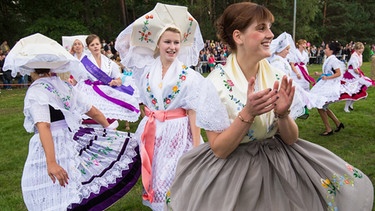 Sorbische Frauen in Festtagstracht | Bild: picture-alliance/dpa