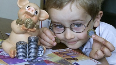 Kind zählt seine Ersparnisse | Bild: colourbox.com