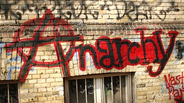 Graffitti mit Schriftzug "Anarchie" | Bild: picture-alliance/dpa