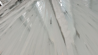 Eiszapfen an einem Eisgalgen.. Diese dienen im Winter zur Kühlung des Bierkellers der Kronenbrauerei bis in den Sommer bei ca. null Grad | Bild: picture-alliance/dpa