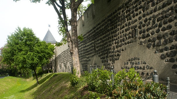 Turm und mittelalterliche Stadtmauer an der Kölner Altstadt-Süd | Bild: picture-alliance/dpa