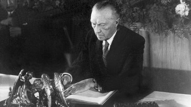 Der Präsident des Parlamentarischen Rates, Dr. Konrad Adenauer, bei der Unterzeichnung des Grundgesetzes am 23. Mai 1949 | Bild: picture-alliance/dpa