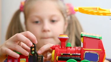 Spielendes Kind. Warum wir spielen, daran forschen Lernforscher schon lange. Auch Erwachsene spielen gerne.  | Bild: colourbox.com