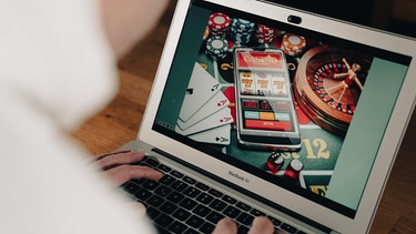 Symbolfoto Online Glueckspiel, virtuelle Spielautomaten, Gambling. | Bild: picture alliance / Flashpic | Jens Krick
