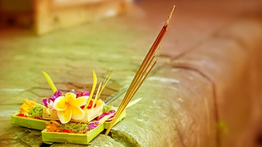 Blumen und Räucherstäbchen auf der Tempeltreppe | Bild: colourbox.com