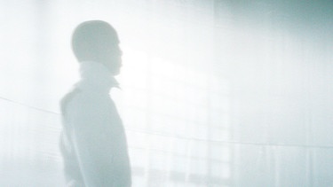 Die Silhouette eines Menschen in diffusem Licht | Bild: colourbox.com