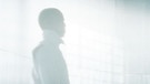Die Silhouette eines Menschen in diffusem Licht | Bild: colourbox.com