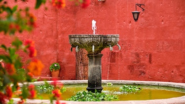 Ein Springbrunnen in einem Innenhof | Bild: Colourbox.com/badahos