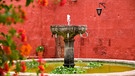 Ein Springbrunnen in einem Innenhof | Bild: Colourbox.com/badahos