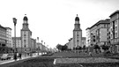 Berlin-Ost: Wohnhäuser im sowjetisch inspirierten Zuckerbäckerstil in der Stalinallee mit Blick auf das Frankfurter Tor. Foto vom 10.06.1958 | Bild: Peter Probst/SZ Photo