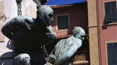 Figurengruppe von Gefangenen, Sockel des Standbilds Ferdinand I. auf der Piazza Micheli in Livorno | Bild: picture alliance / VisualEyze 