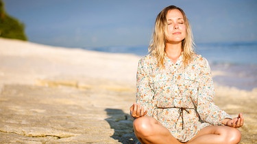 Eine Frau meditiert | Bild: colourbox.com