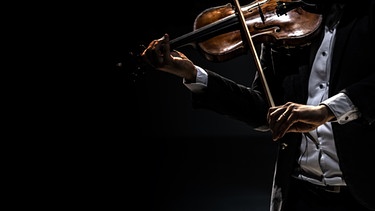 Ein Mann spielt Geige | Bild: colourbox.com