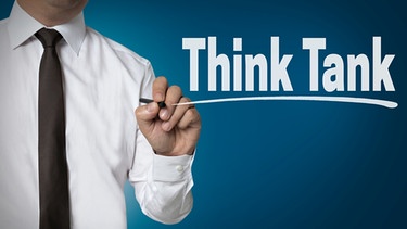 Schriftzug Think Tanks, geschrieben von Mann im Anzug | Bild: colourbox.com