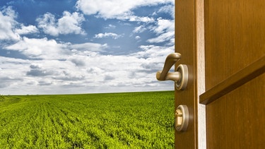 Tür öffnet sich auf freies weites Feld | Bild: colourbox.com