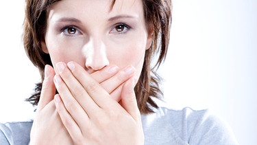 Frau hält sich verschämt den Mund zu | Bild: colourbox.com