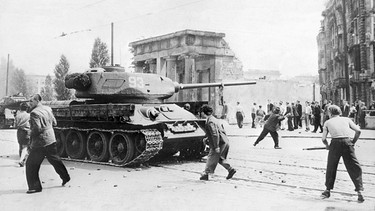Archiv 17. Juni 1953: Demonstranten werfen mit Steinen auf russische Panzer | Bild: picture-alliance/dpa