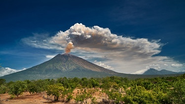 Ein rauchender Vulkan. | Bild: colourbox.com
