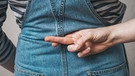 Mensch vekreuzt Finger hinter dem Rücken bei einer Lüge | Bild: colourbox.com