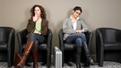 Zwei wartende Frauen im Wartezimmer. | Bild: colourbox.com
