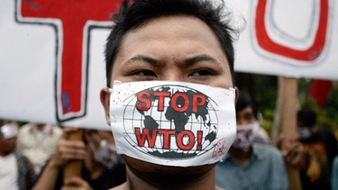 Indonesischer Aktivist trägt eine "STOP WTO" Maske | Bild: picture-alliance/dpa