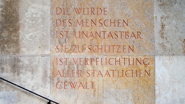 Inschrift "Die Würde des Menschen..." Grundgesetz | Bild: picture-alliance/dpa