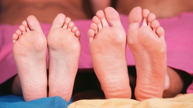 Nackte Füße im Bett | Bild: picture-alliance/dpa