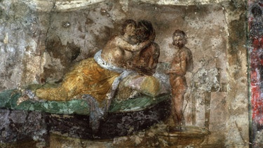 Wandmalerei mit der Darstellung eines Liebespaares. Aus der Casa della Farnesina in Rom.  | Bild: picture-alliance/dpa