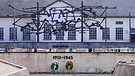 Erinnerungskultur und Gedenkpolitik - Symbolbild (KZ-Gedenkstätte Dachau, Kränze)  | Bild:  picture alliance/dpa Sven Hoppe