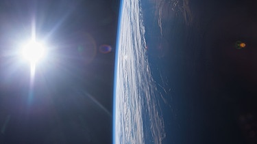 Aufnahme im Weltall: Sonne über der Erde | Bild: NASA / dpa