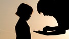 Umrisse: Eine Mutter mit Kinder | Bild: colourbox.com