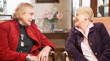 Freundschaft - Symbolbild (zwei ältere Damen, freundschaftlich verbunden) | Bild: colourbox.com