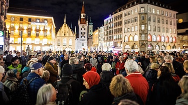 Abgesagt: Interreligiöses Friedensgebet am 6.11. in München (Imam Idriz spricht zu wartenden Menschen)  | Bild: picture alliance_dpa_Matthias Balk