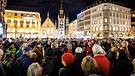 Abgesagt: Interreligiöses Friedensgebet am 6.11. in München (Imam Idriz spricht zu wartenden Menschen)  | Bild: picture alliance_dpa_Matthias Balk