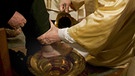Erzbischof Reinhard Marx bei der Fußwaschung 2008 | Bild: picture-alliance/dpa