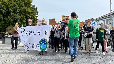 Junge Menschen bei Klimaprotest in Kempten  | Bild: BR / Rupert Waldmüller