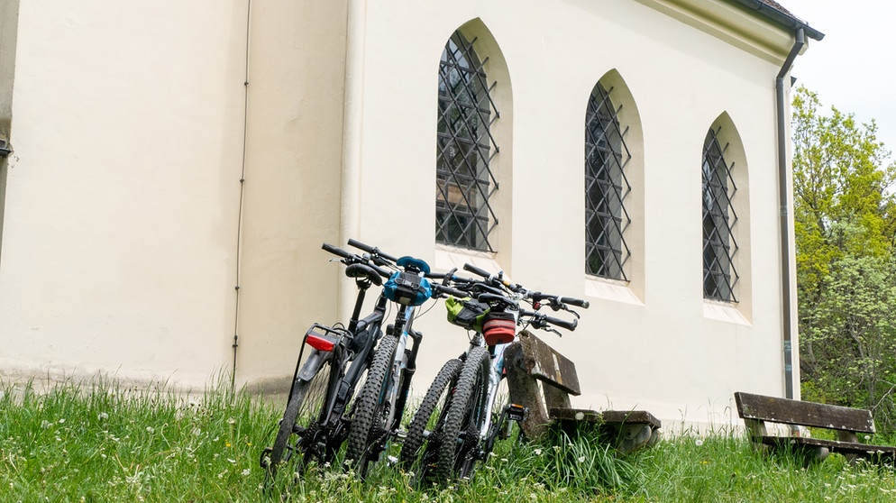 Ausflugsziel Kapelle (abgestellte Fahrräder vor der Hardtkapelle bei Haunshofen)  | Bild: BR/Daniela Burkhardt_Andreas Schümchen