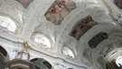 Blick auf den Deckenschmuck in der Tegernseer Kirche | Bild: Petra Martin