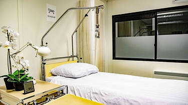 Symbolbild: Wer darf ins Krankenhaus - Ethische Zielkonflikte in Corona-Zeiten (leeres Krankenhausbett) | Bild: picture-alliance/dpa