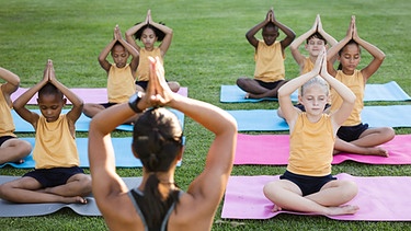 Schule neu gedacht - Symbolbild (Yoga und Meditation mit der Schulklasse)  | Bild: picture alliance_Zoonar