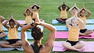 Schule neu gedacht - Symbolbild (Yoga und Meditation mit der Schulklasse)  | Bild: picture alliance_Zoonar